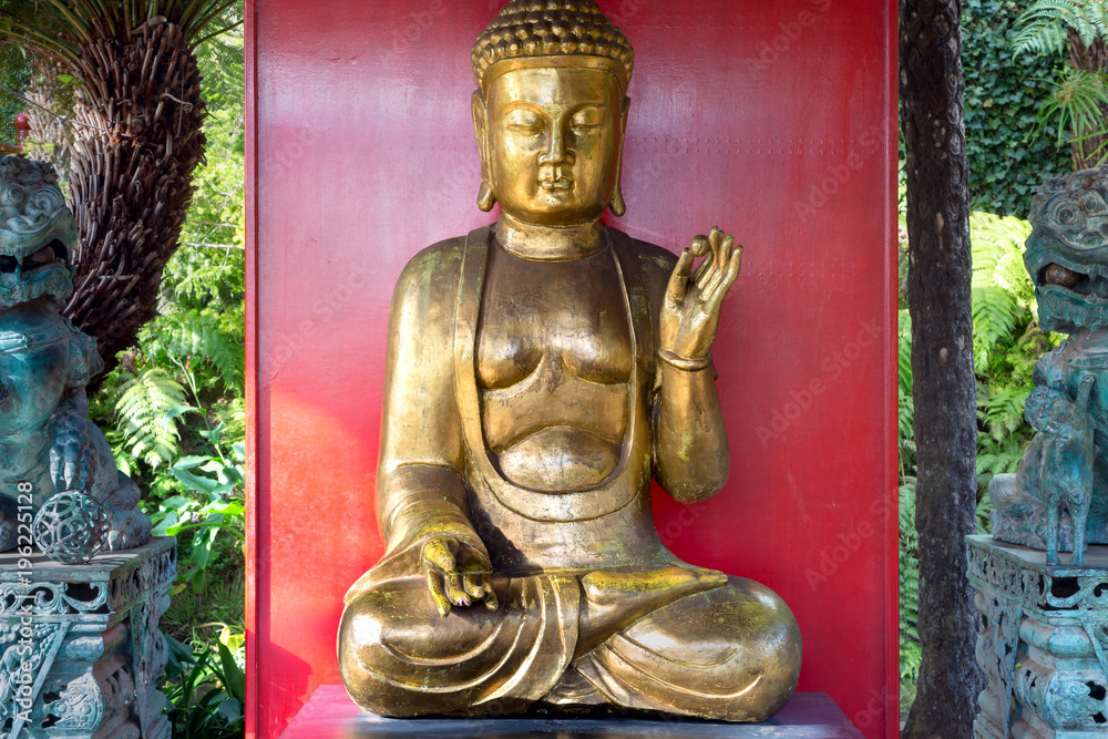 Buddha statue shows the hand gesture of vitarka mudra that transmits Buddha's teachings. Buddha statue shows the hand gesture of vitarka mudra that transmits Buddha's teachings.