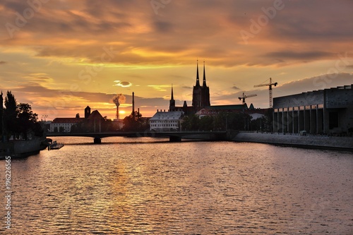 Polska_Wrocław_zachód-słońca_Odra_most_Grunwaldzki