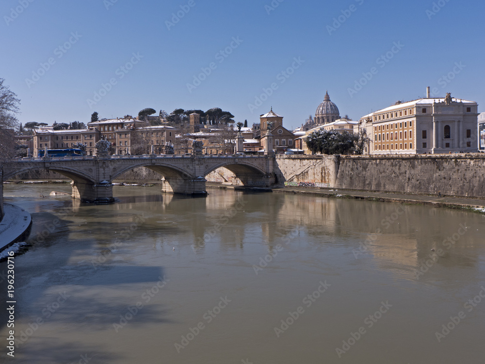 Der Fluss Tiber in Rom Italien an einem sonnigen Wintertag Der Fluss Tiber in Rom Italien an einem sonnigen Wintertag