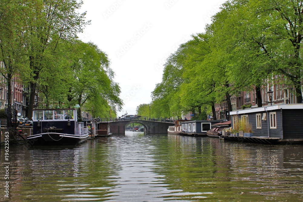 Barki na kanale w Amsterdamie - obrazy, fototapety, plakaty 