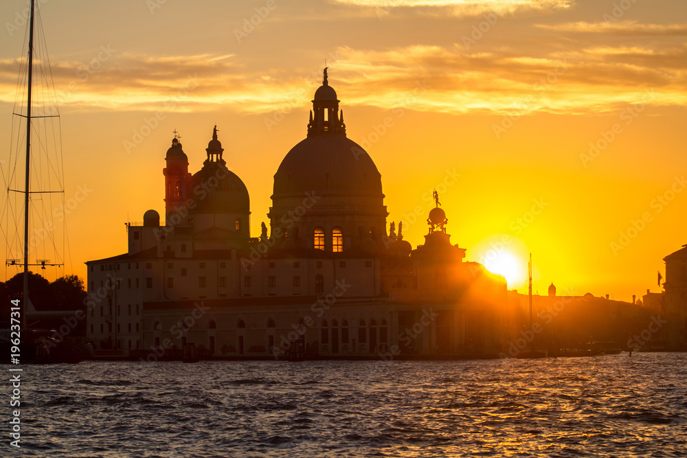 Obraz premium Sunset behind the Church of Madonna Della Salute in Venice