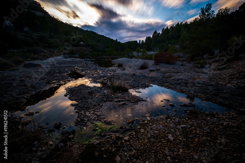 río lago al atardecer