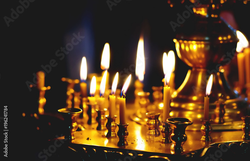Foto Burning candles in the church as a sign of repentance and mercy before God