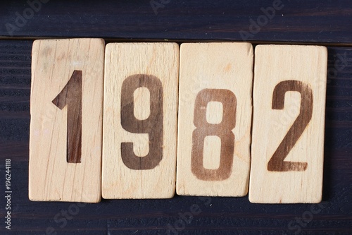 Obraz na płótnie Retro wooden figure year 1982