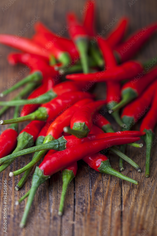 rohen Chilis auf dunklem Holz rohen Chilis auf dunklem Holz