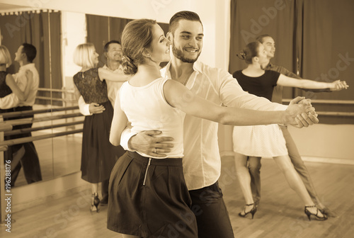Fotografie men and women enjoying of tango in class