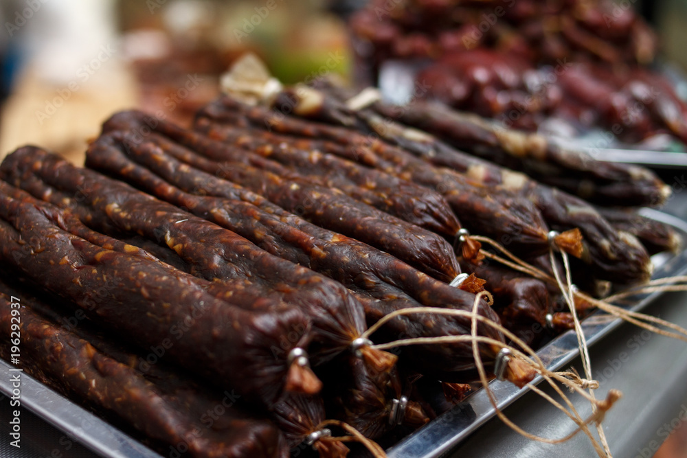 Мясные деликатесы халяль на рынке. Сосиски колбаса Photos | Adobe Stock