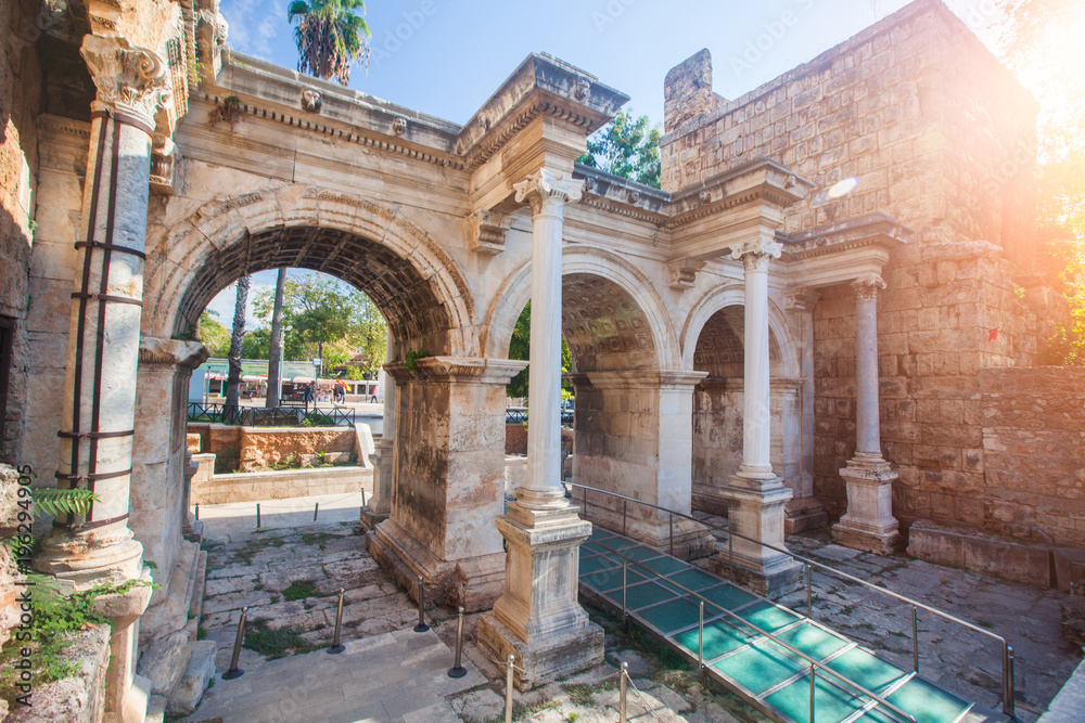 Obraz premium Brama Hadriana na starym mieście w Antalyi