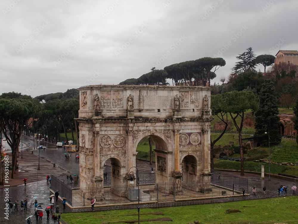  Tourists in front of the arch of Constantine