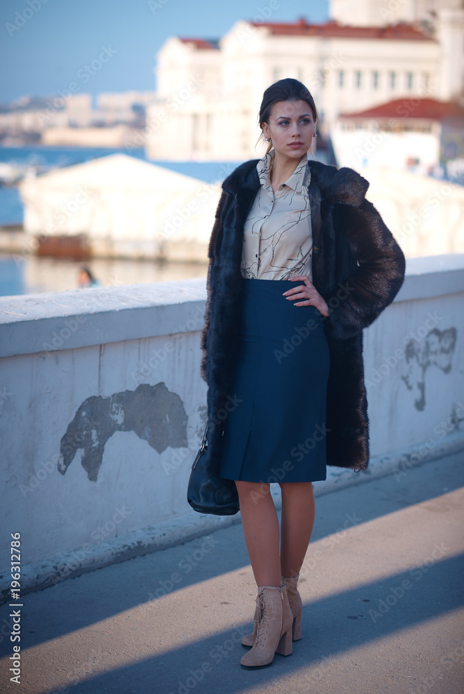 Obraz premium Young pretty blonde walking outdoors