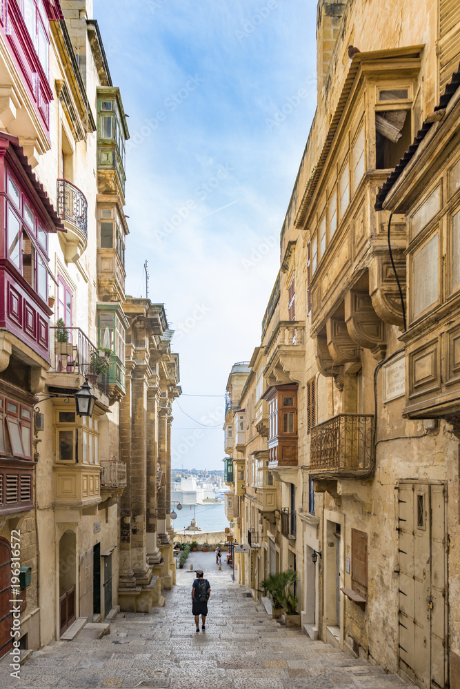 Blick aus einer Gasse in Valletta auf Vittoriosa