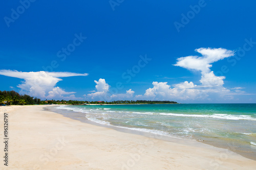Fototapeta Naklejka Na Ścianę i Meble -  tropical beach in southern part of Sri Lanka in sunny day.