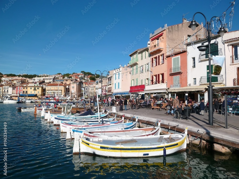 Pointus, barques de pêche traditionnelles, amarrés dans le port coloré de Cassis (France)