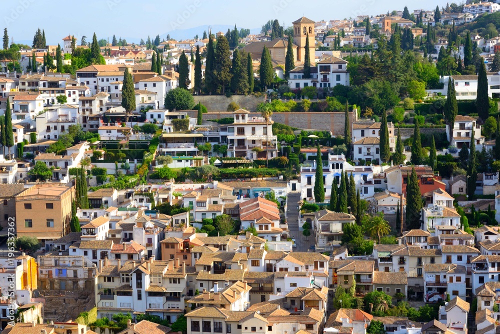 スペインアンダルシア地方の住宅街俯瞰
丘陵に建ち並ぶアンダルシア地方の町並みが印象的だ。