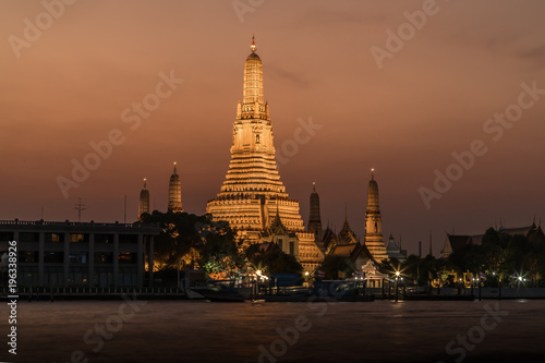 Tempel Wat Arun bei Nacht- Bangkok Thailand © Frozen Action