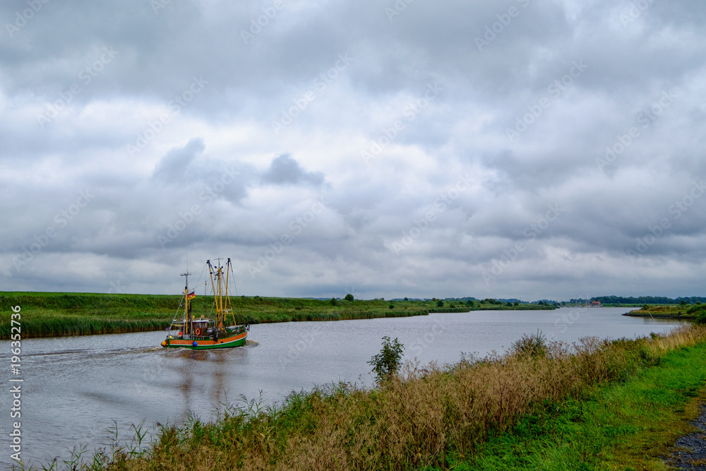 Krabbenkutter kommt zurück in den Hafen von Greetsiel Krabbenkutter kommt zurück in den Hafen von Greetsiel