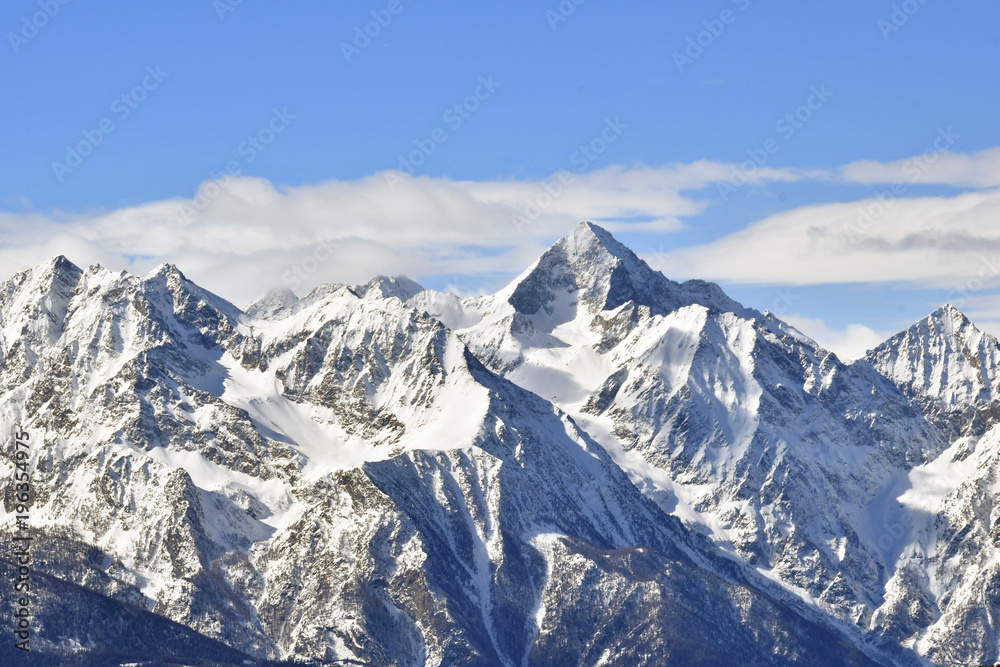Paesaggio montano in inverno, con il monte Avic in valle d'Aosta