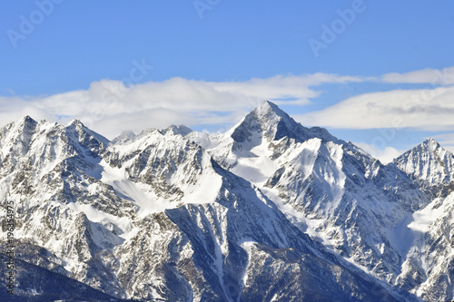 Paesaggio montano in inverno, con il monte Avic in valle d'Aosta © balenabianca