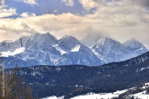 Paesaggio montano in inverno, con il monte Avic in valle d'Aosta © balenabianca