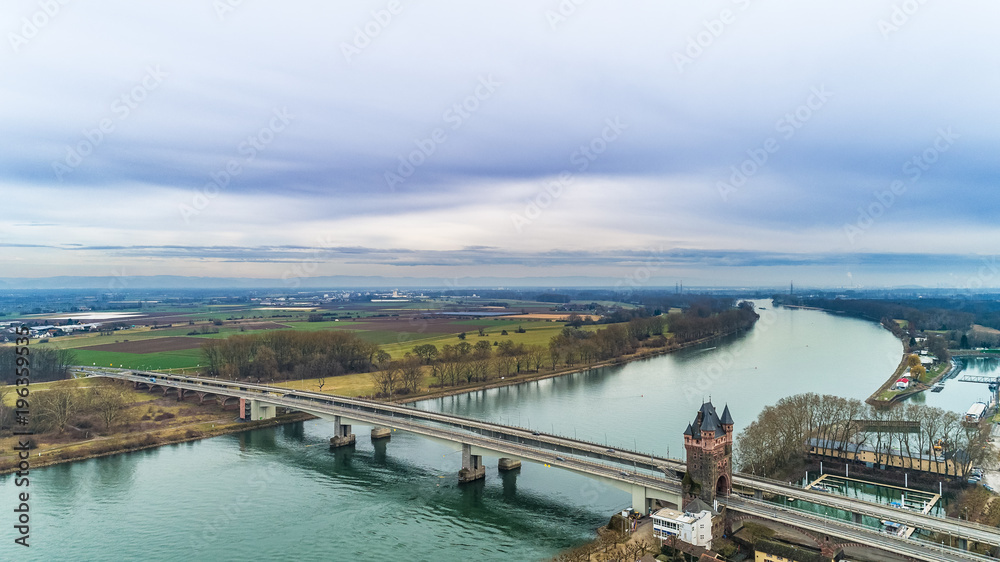 Luftbild Rheinbrücke Nibelungenbrücke mit Nibelungenturm vor Worms