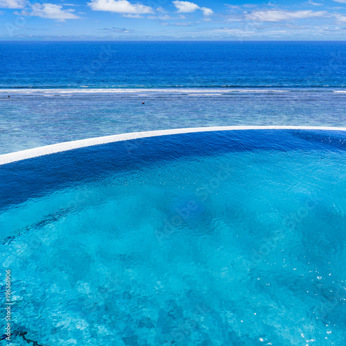 piscine à débordement avec vue sur lagon tropical  © Unclesam
