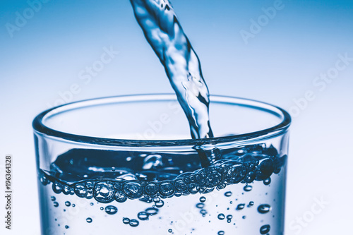 Glas wird mit frischem Wasser gefüllt