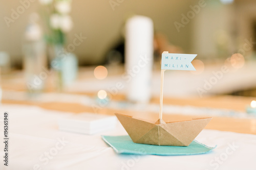 gefaltetes Papier in Form eines Bootes als Dekoration