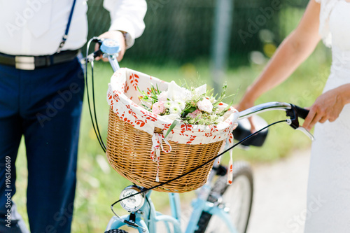 Blumen in Fahrradkorb bei einem Spaziergang eines Pärchens