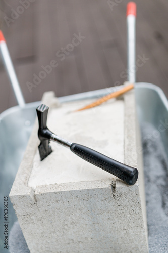 Hammer für Handwerker auf Beton bei Arbeit