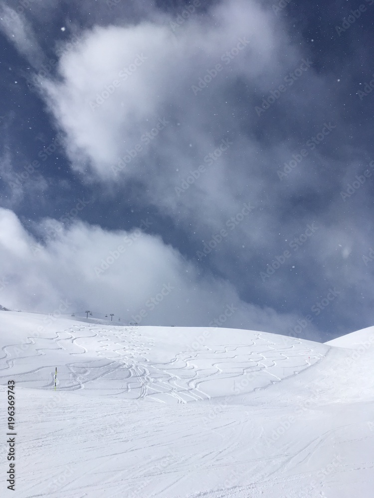 versent de une montagne avec le ciel bleu et de la neige