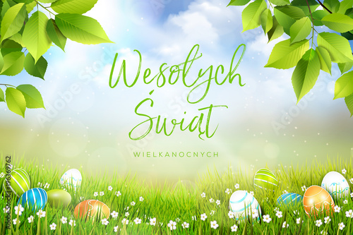 Życzenia wielkanocne, wesołych świat wielkanocnych w języku polskim, wiosenna łąka z przepięknym tłem i leżącymi jajkami wielkanocnymi w trawie