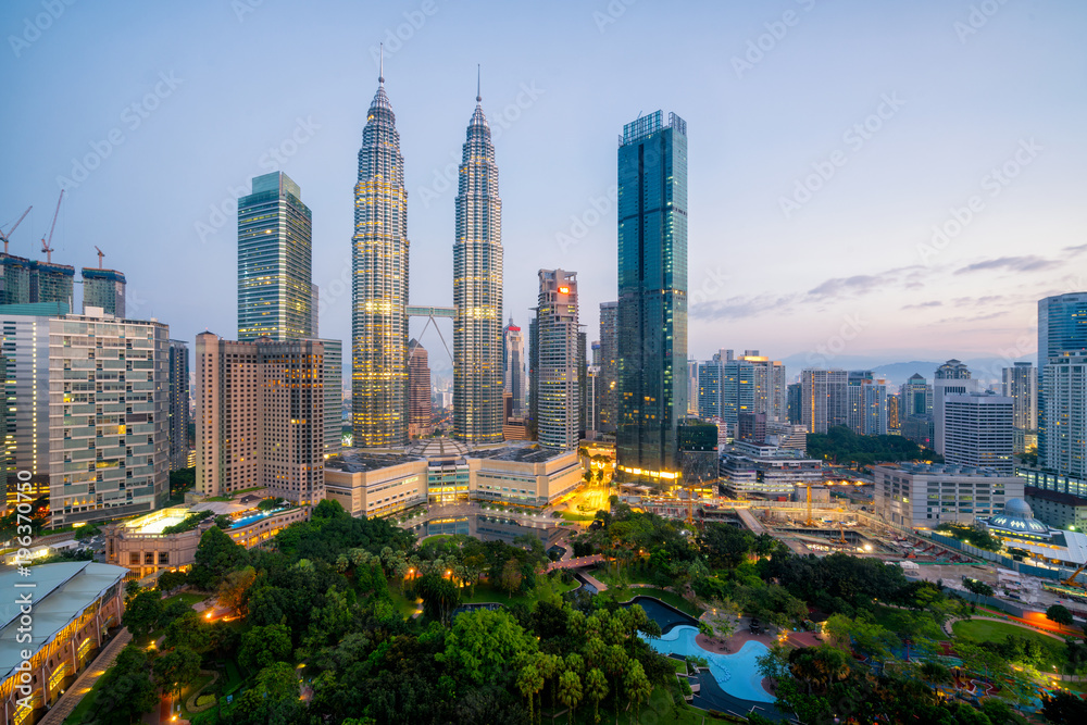 Obraz premium Cityscape of Kuala Lumpur Panorama at sunrise. Panoramic image of skyscraper at Kuala Lumpur, Malaysia skyline at dawn.