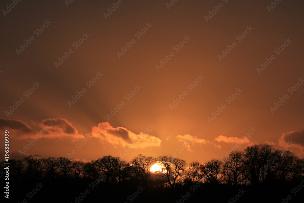 Obraz premium dramatische Sonnenstrahlen durchbrechen die Wolken