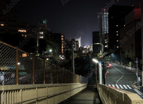 歩道橋から見た夜景、夜の都会の風景