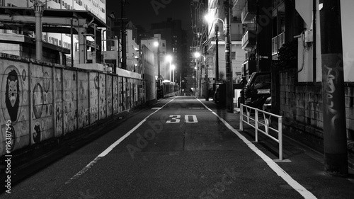 都会の夜、集合住宅の前にて