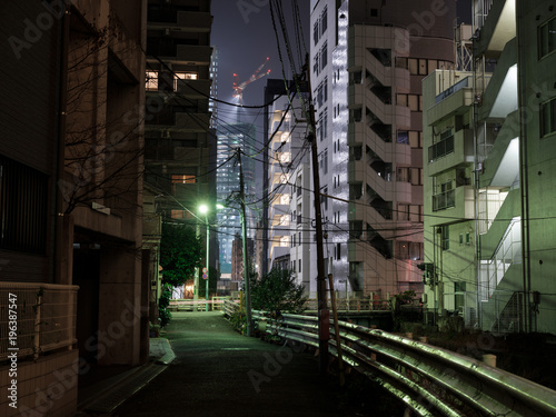 渋谷の夜景、遠景にある工事中の建物