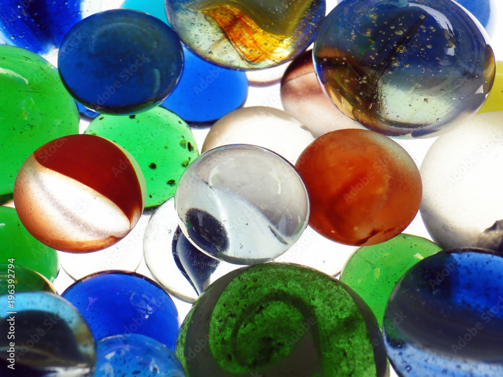 Esferas, canicas, bolitas, bolas de vidrio de colores. Stock Photo | Adobe  Stock