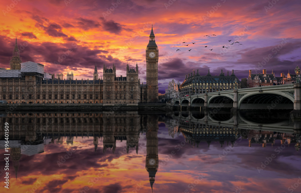 Naklejka premium Dramatyczny zachód słońca nad Westminsterem i Big Benem w Londynie