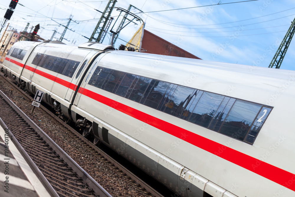 Naklejka premium niemiecki pociąg mija dworzec kolejowy
