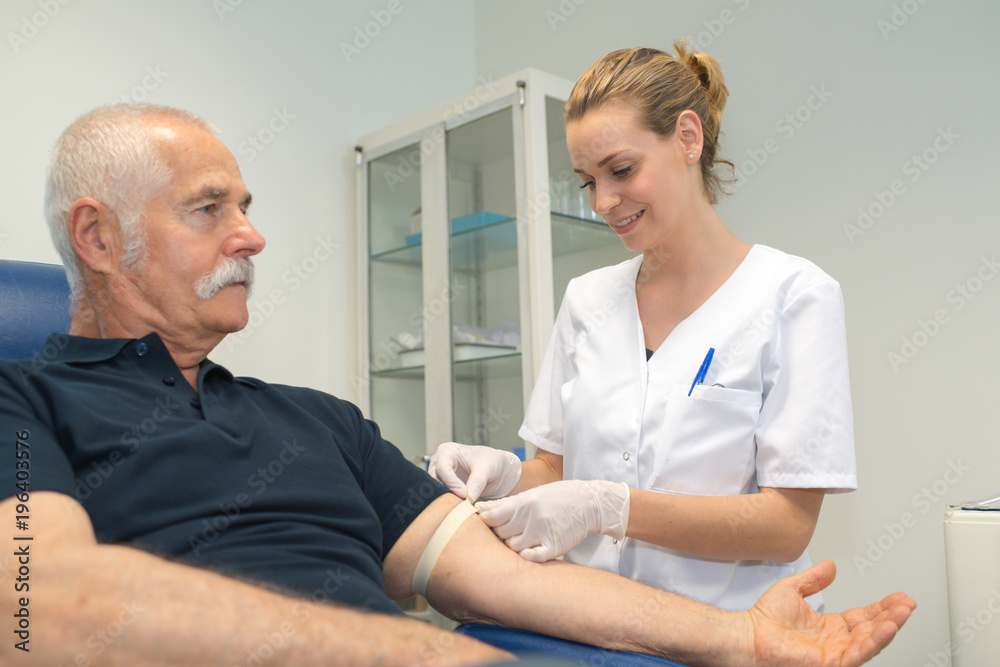Obraz premium nurse preparing patient for a blood test
