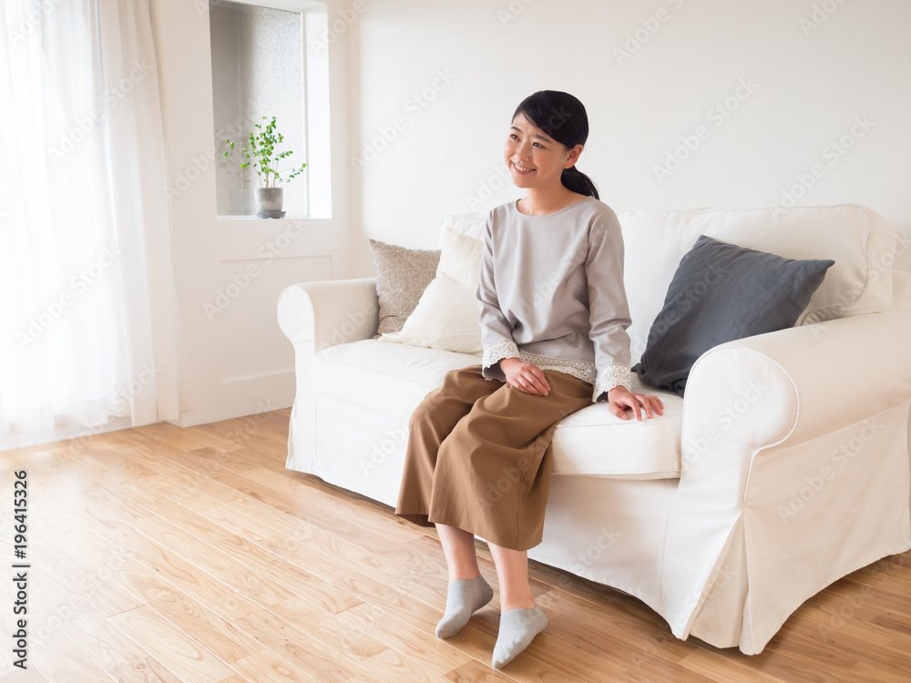 リビングでくつろぐ主婦