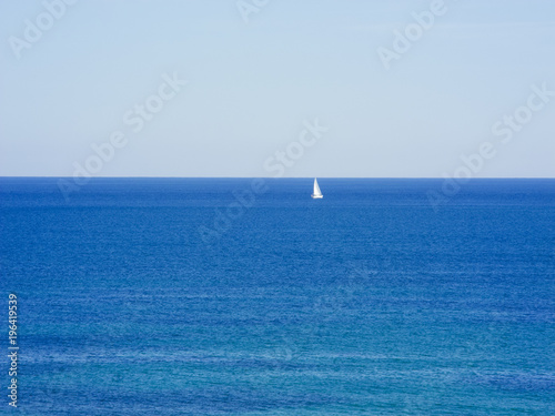 kleines Segelboot in der Ferne © world wild photo