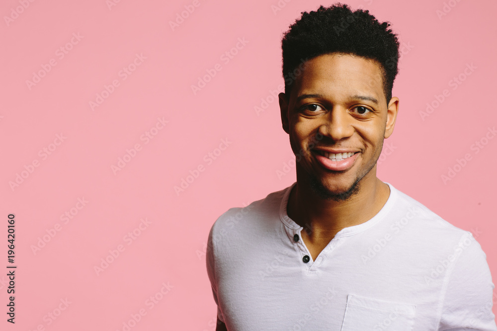 Φωτογραφία Portrait of a cool African American guy in white shirt looking at camera with a