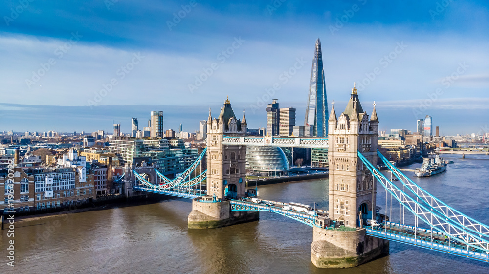 Fototapeta premium Widok z lotu ptaka na Basztowym moscie i czerepie w słonecznym dniu, Londyn