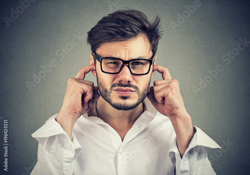 Foto Stubborn young man ignoring everyone