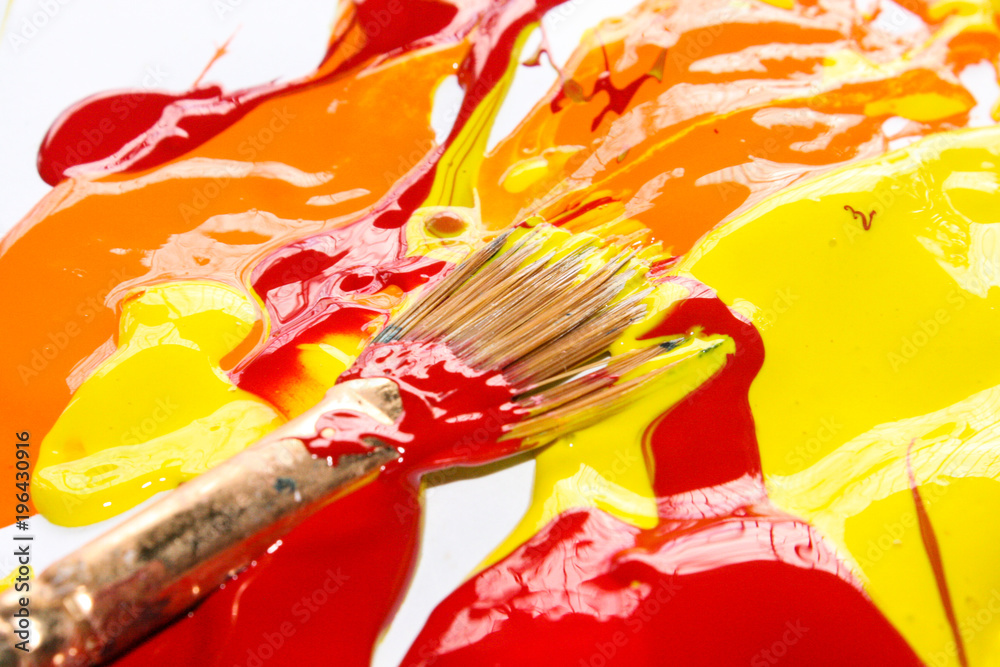 Obraz premium Brushes with paint yellow