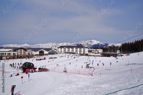 日本のスキー場のゲレンデとリフト