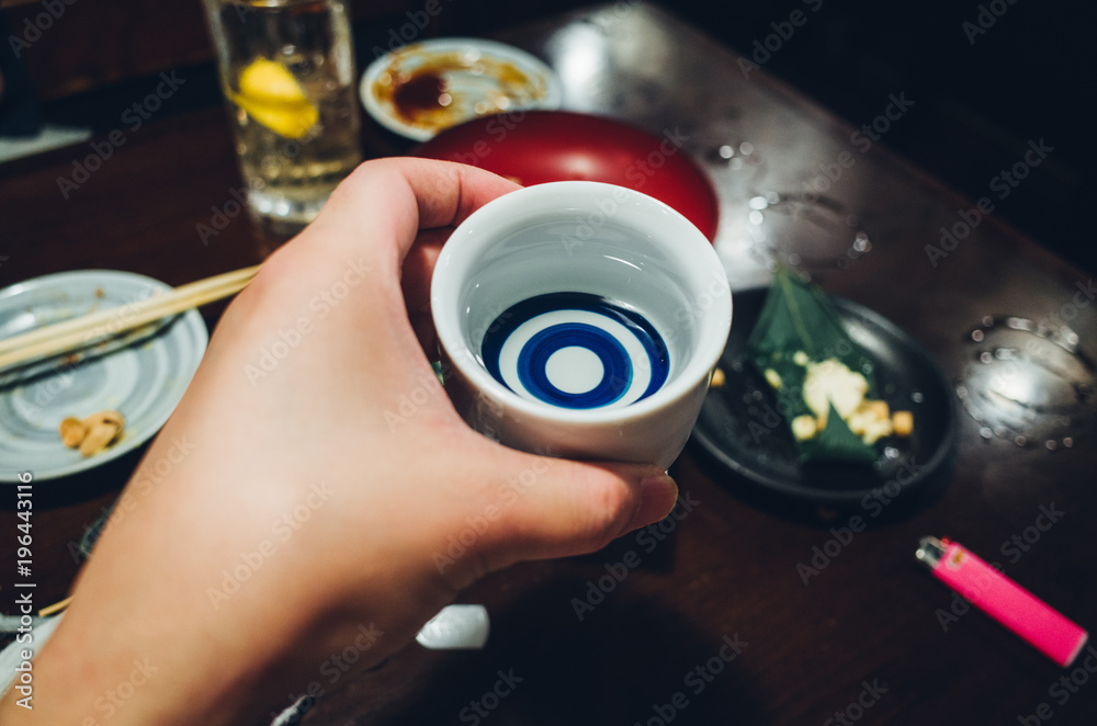 お猪口を持つ手 主観視点 日本酒で乾杯 Stock 写真 Adobe Stock お猪口を持つ手 主観視点 日本酒で乾杯 Stock 写真 Adobe Stock
