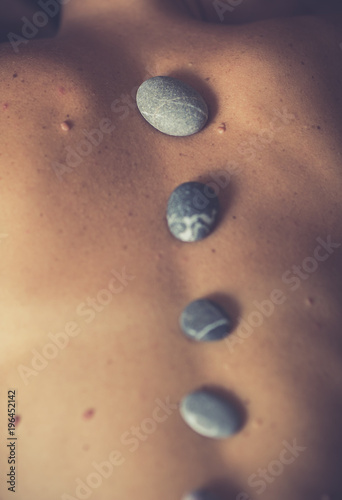 masaż gorącymi kamieniami. SPA koncept