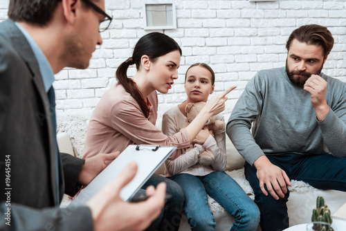 Canvastavla Evil woman reproaches young man with daughter at family therapy session